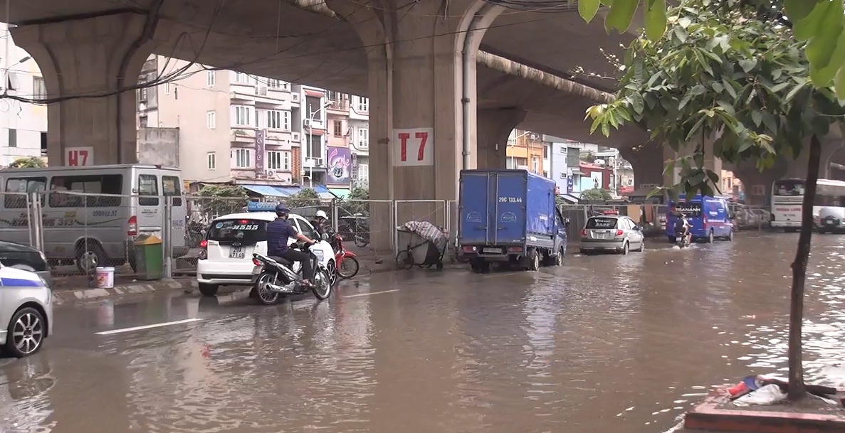 Hà Nội: Nhiều phương tiện chết máy khi qua cầu Vĩnh Tuy