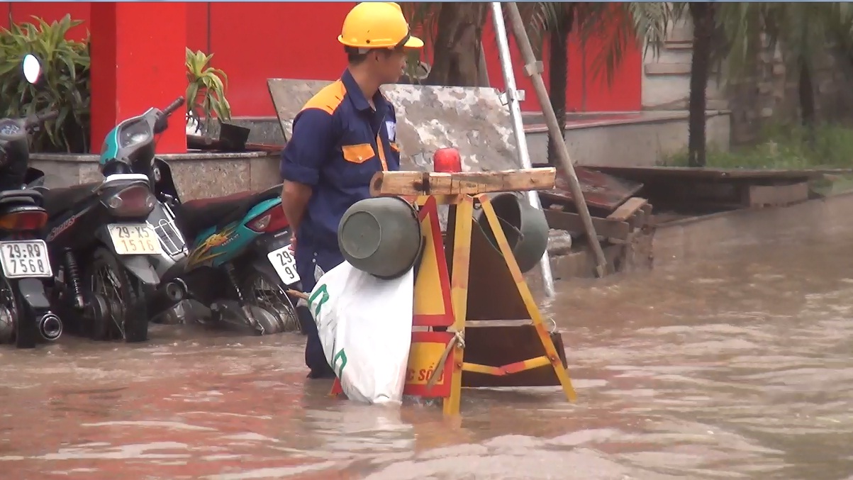 Hà Nội: Nhiều phương tiện chết máy khi qua cầu Vĩnh Tuy