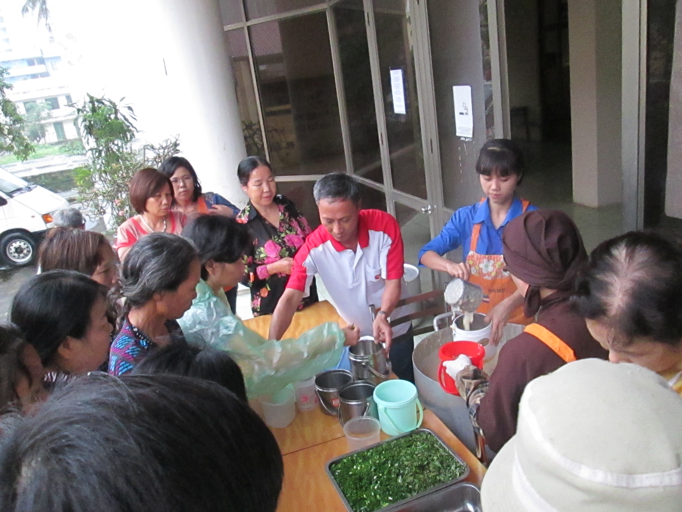 Ấm lòng suất cháo tình nguyện của sinh viên