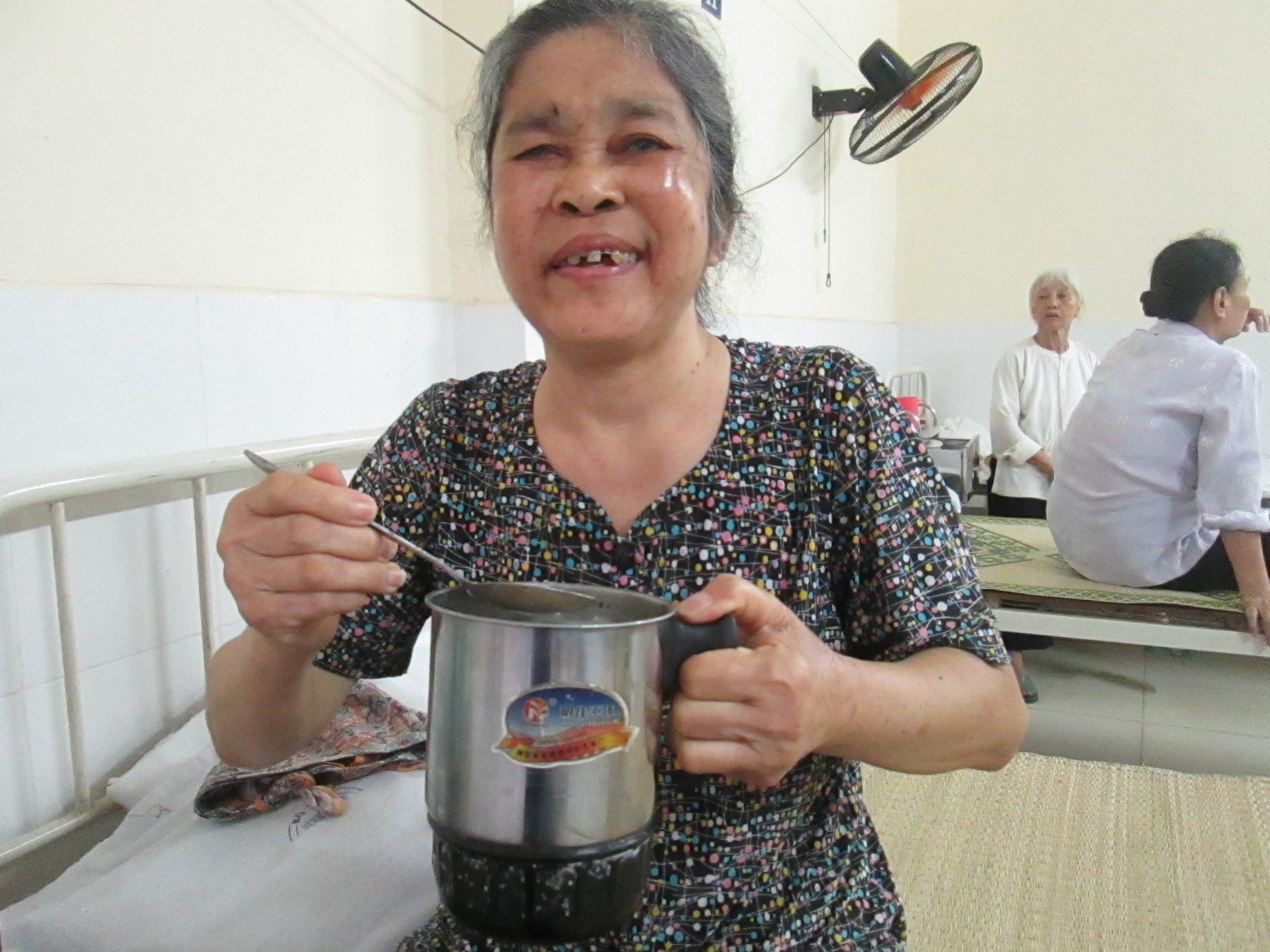 Ấm lòng suất cháo tình nguyện của sinh viên