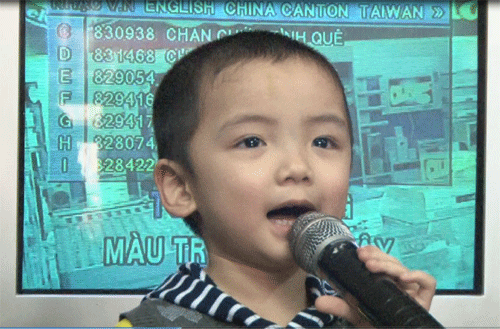 bé-3-tuổi-làm-mc-ca-sĩ Cậu bé 3 tuổi biết đọc chữ, làm mc, ca sĩ như người lớn