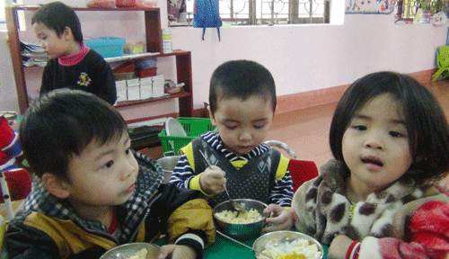 bé-3-tuổi-làm-mc-ca-sĩ Cậu bé 3 tuổi biết đọc chữ, làm mc, ca sĩ như người lớn