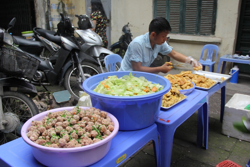 Quán cơm di động 5 nghìn ở bệnh viện Việt Đức