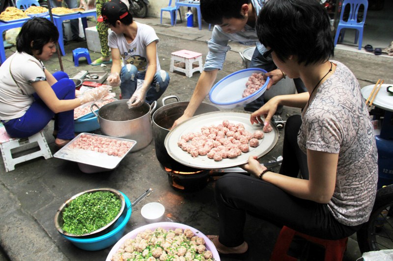 Quán cơm di động 5 nghìn ở bệnh viện Việt Đức