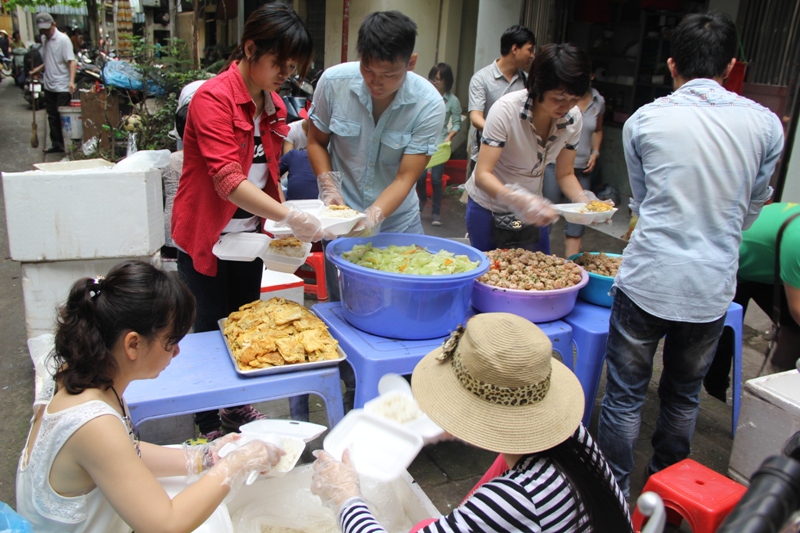 Quán cơm di động 5 nghìn ở bệnh viện Việt Đức