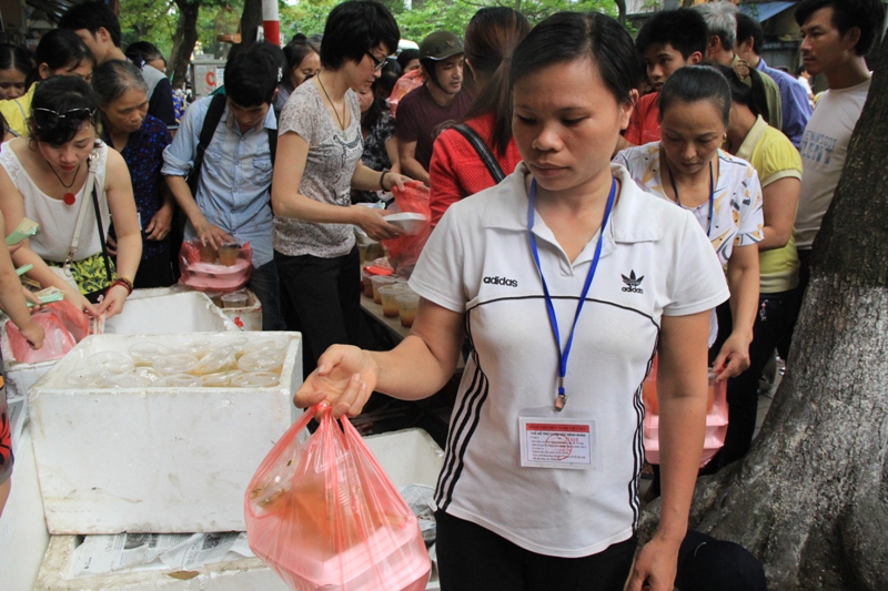 Quán cơm di động 5 nghìn ở bệnh viện Việt Đức