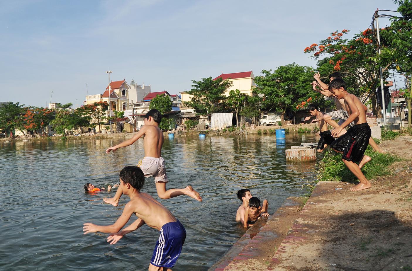 Đau lòng cảnh người dân gánh nước ao về ăn ở Hà Nội