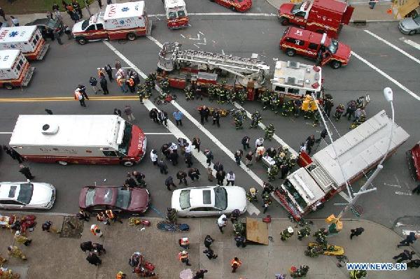 Tàu điện ngầm bị trật bánh ở New York, 1.000 người mắc kẹt