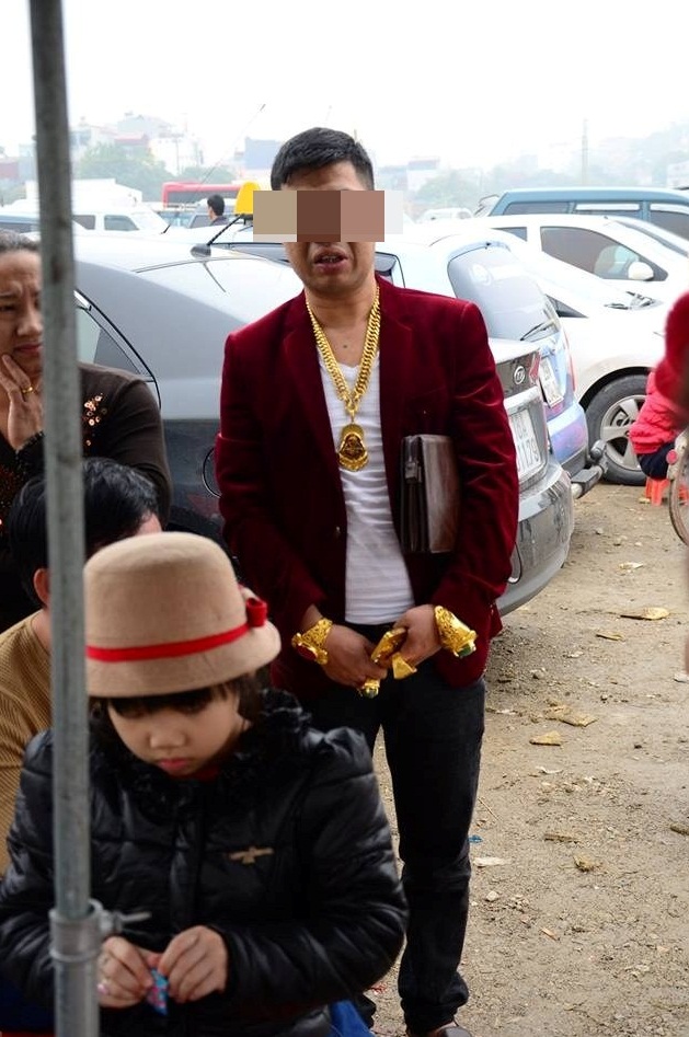 đàn-ông-đeo-vàng-nhiều-nhất-việt-nam Người đàn ông đeo nhiều vàng nhất Việt Nam