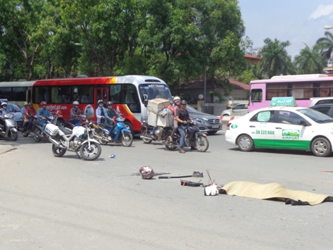 Xe bồn kéo rê xe máy vào gầm 12 mét, 1 người chết tại chỗ