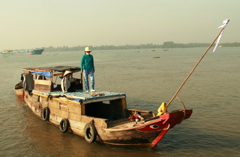 Dòng sông lênh đênh phận người