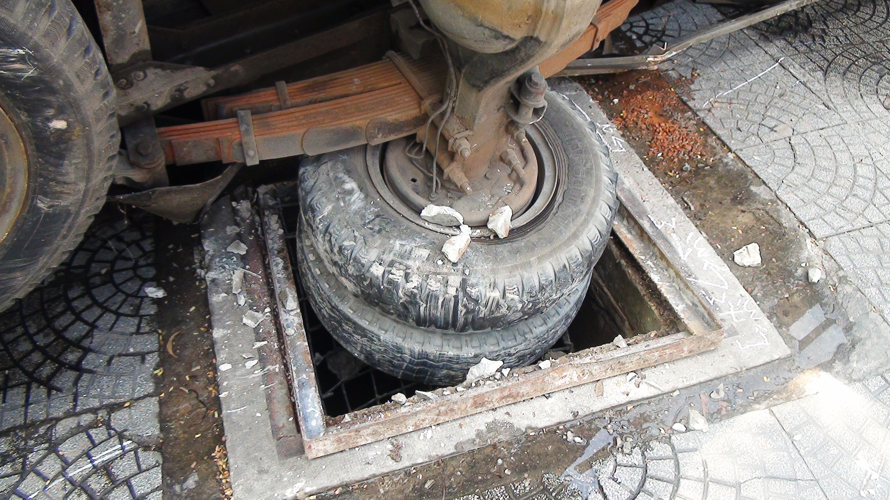 TP.HCM: Sập hố gas, xe tải lật đè chết người phụ nữ bán nón