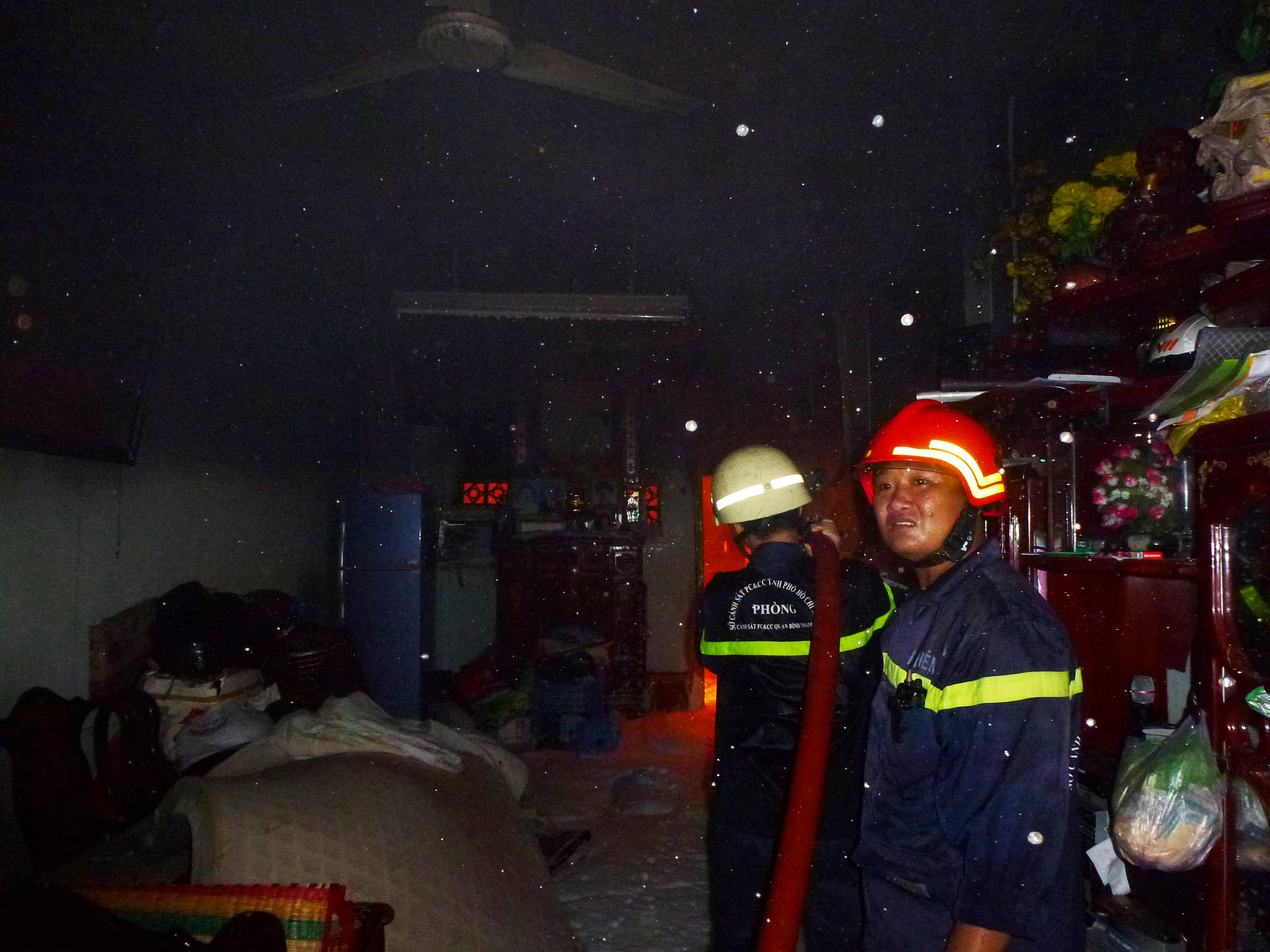 TP.HCM: Cháy nhà trong hẻm, cả khu phố náo loạn