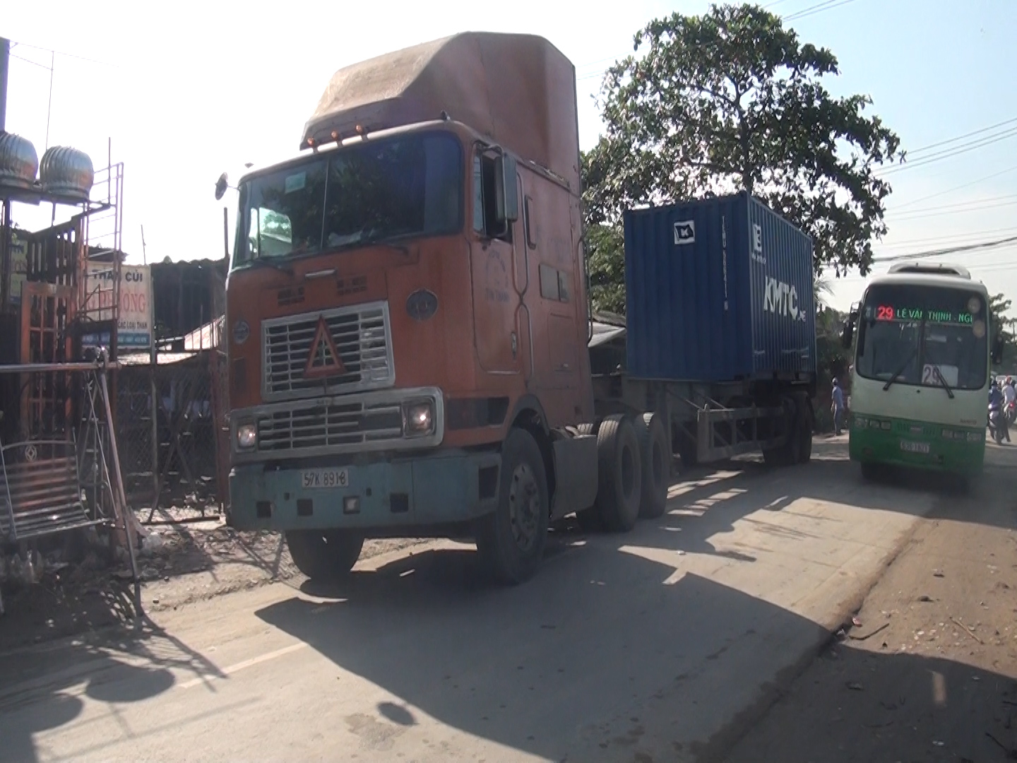 Bé trai bị container cán chết, dân góp tiền đưa thi thể về quê