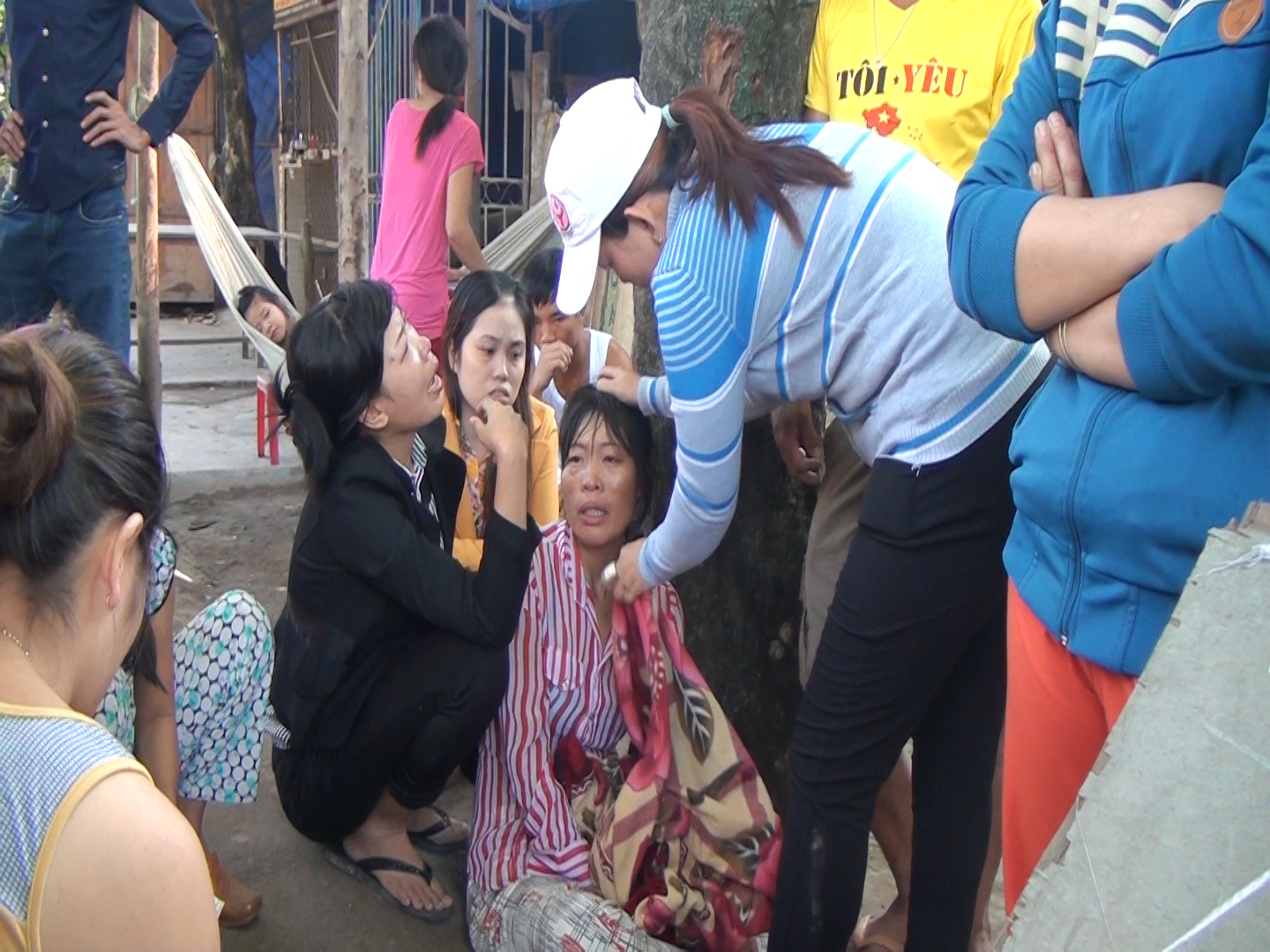 Bé trai bị container cán chết, dân góp tiền đưa thi thể về quê