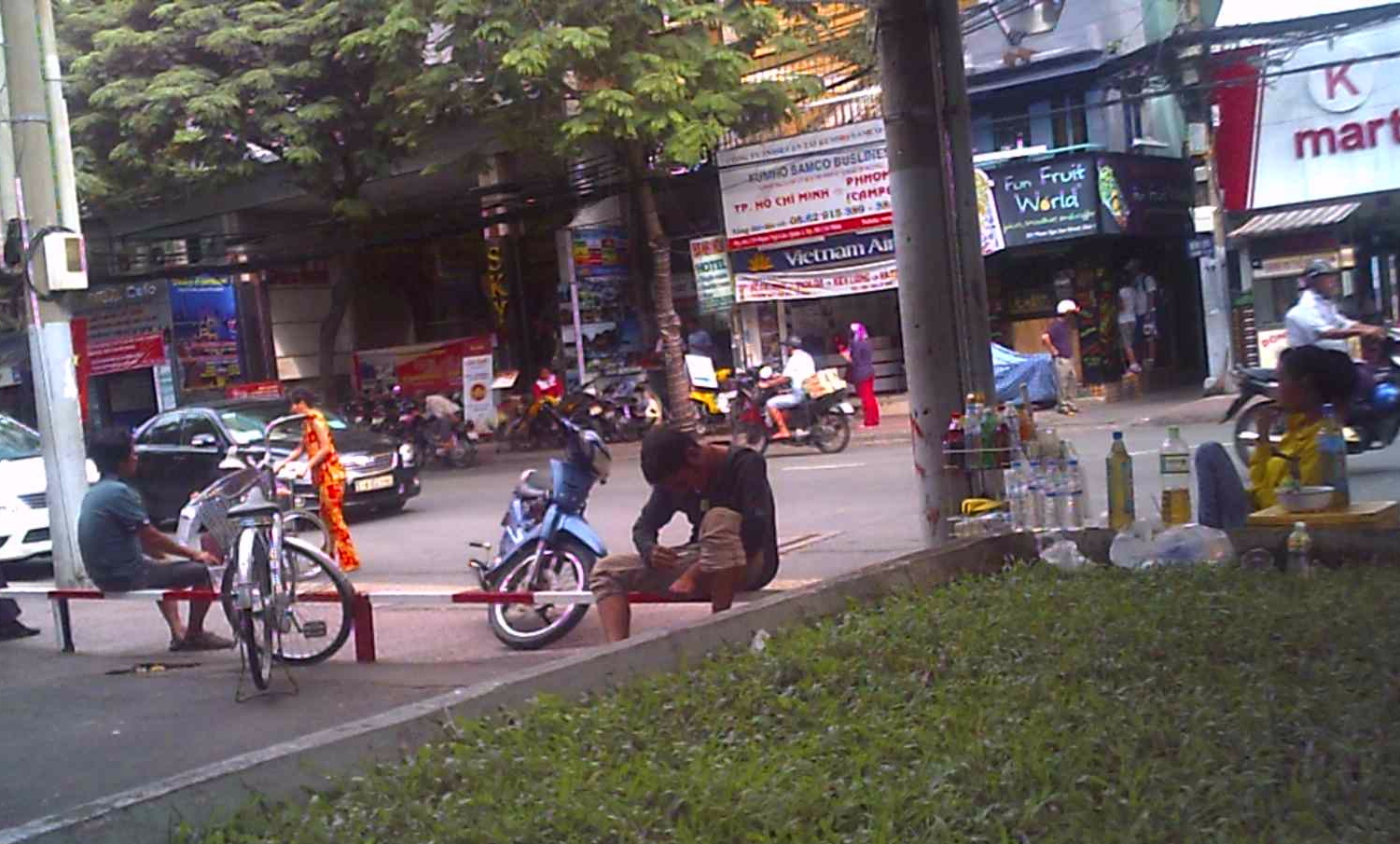 Chùm ảnh: Công khai chích ma túy ngay trung tâm Sài Gòn