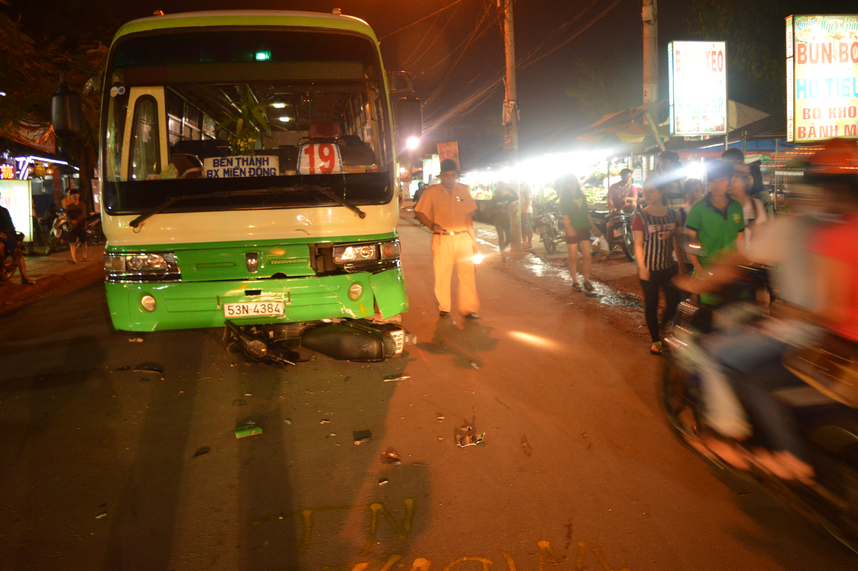 Xe buýt kéo xe máy vào gầm, hai người bị thương nặng