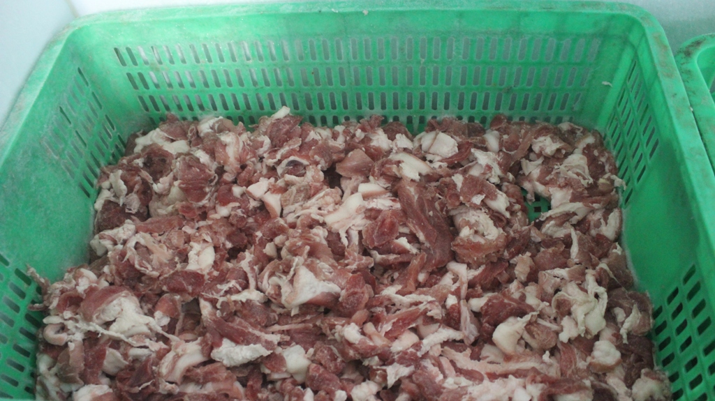 Thực hư việc công ty chế biến thức ăn cho học sinh bằng thịt thối