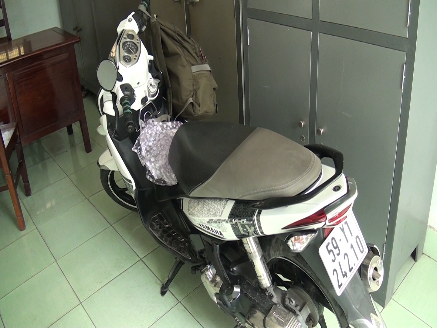 Dùng xe máy vừa trộm để đi cướp