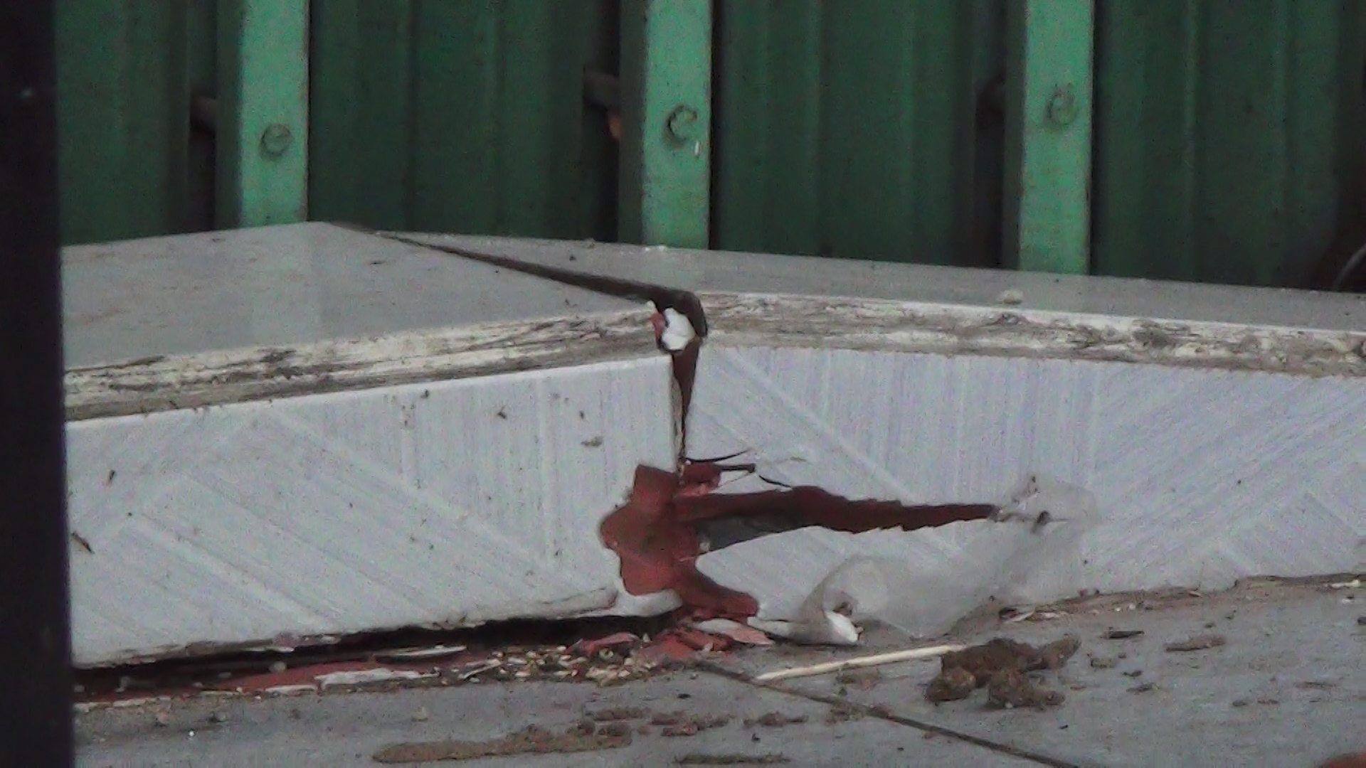 TP.HCM: Nhà đang ở bất ngờ bị nghiêng