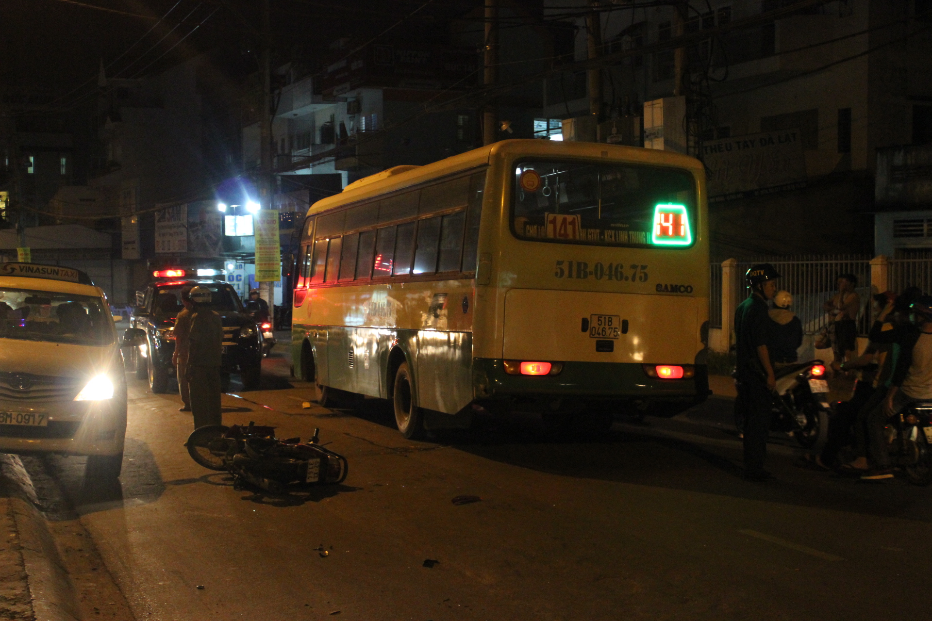 Hai tai nạn xe buýt liên tiếp, 3 người bị thương