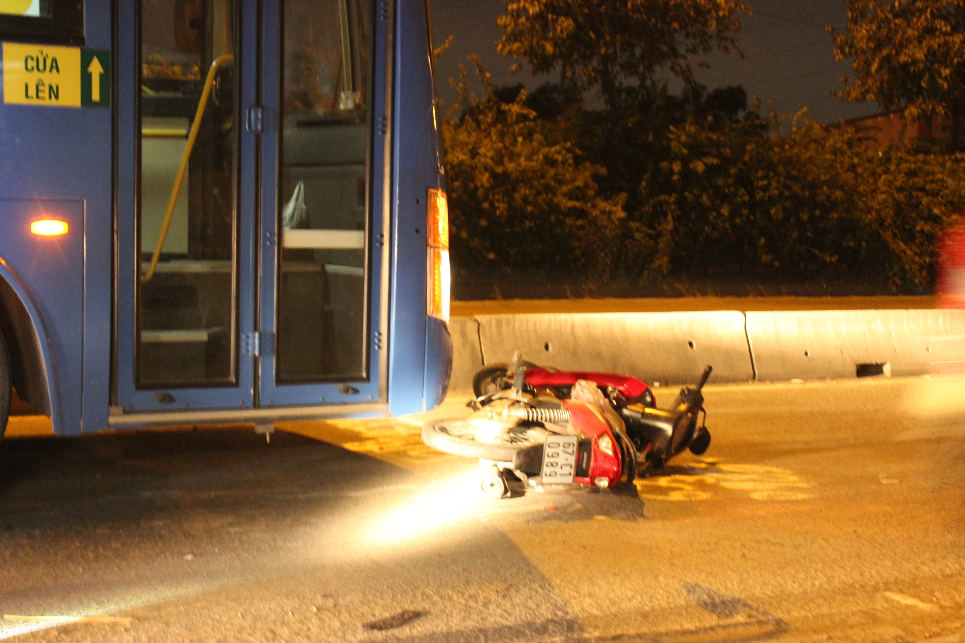 Hai tai nạn xe buýt liên tiếp, 3 người bị thương