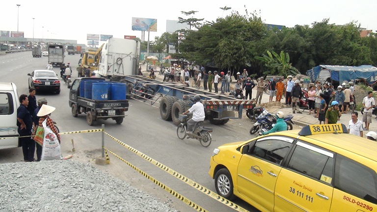 Đồng Nai: Bị xe container cán chết vì vấp phải ổ gà