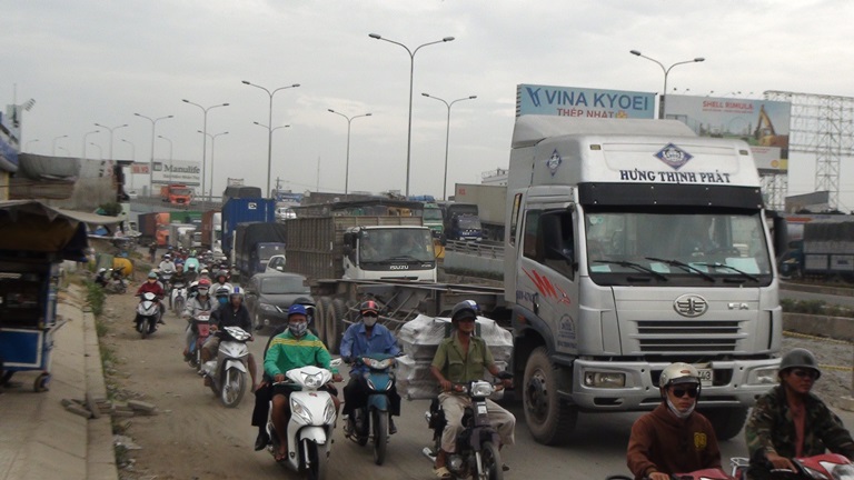 Đồng Nai: Bị xe container cán chết vì vấp phải ổ gà