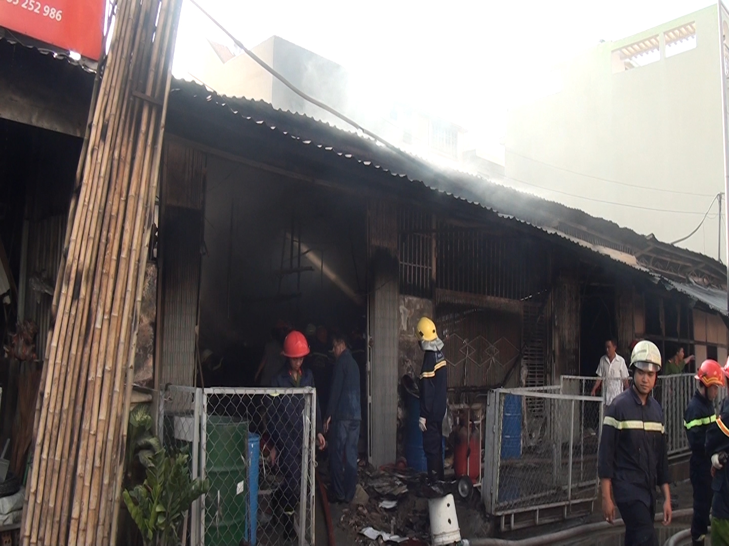 TPHCM: Cháy lớn xưởng in, nhiều tài sản bị thiêu rụi