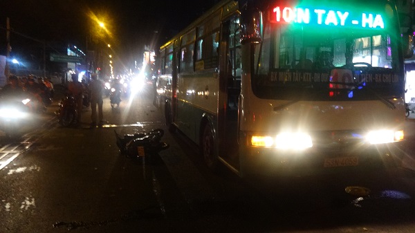 TPHCM: Nam thanh niên thoát chết dưới gầm xe buýt