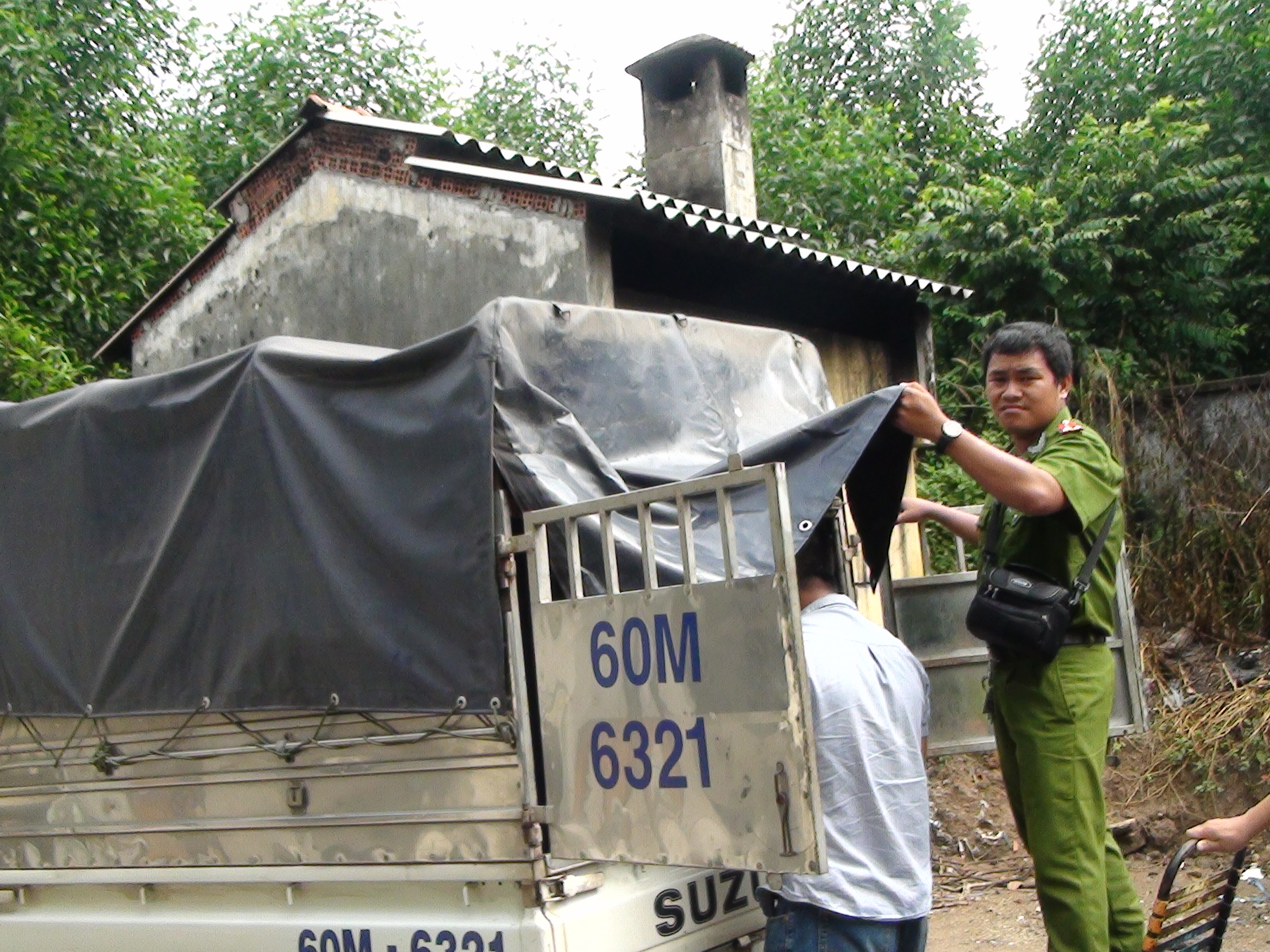 Đồng Nai: Đi lấy hàng rồi chết trong tư thế thắt cổ ở trên xe