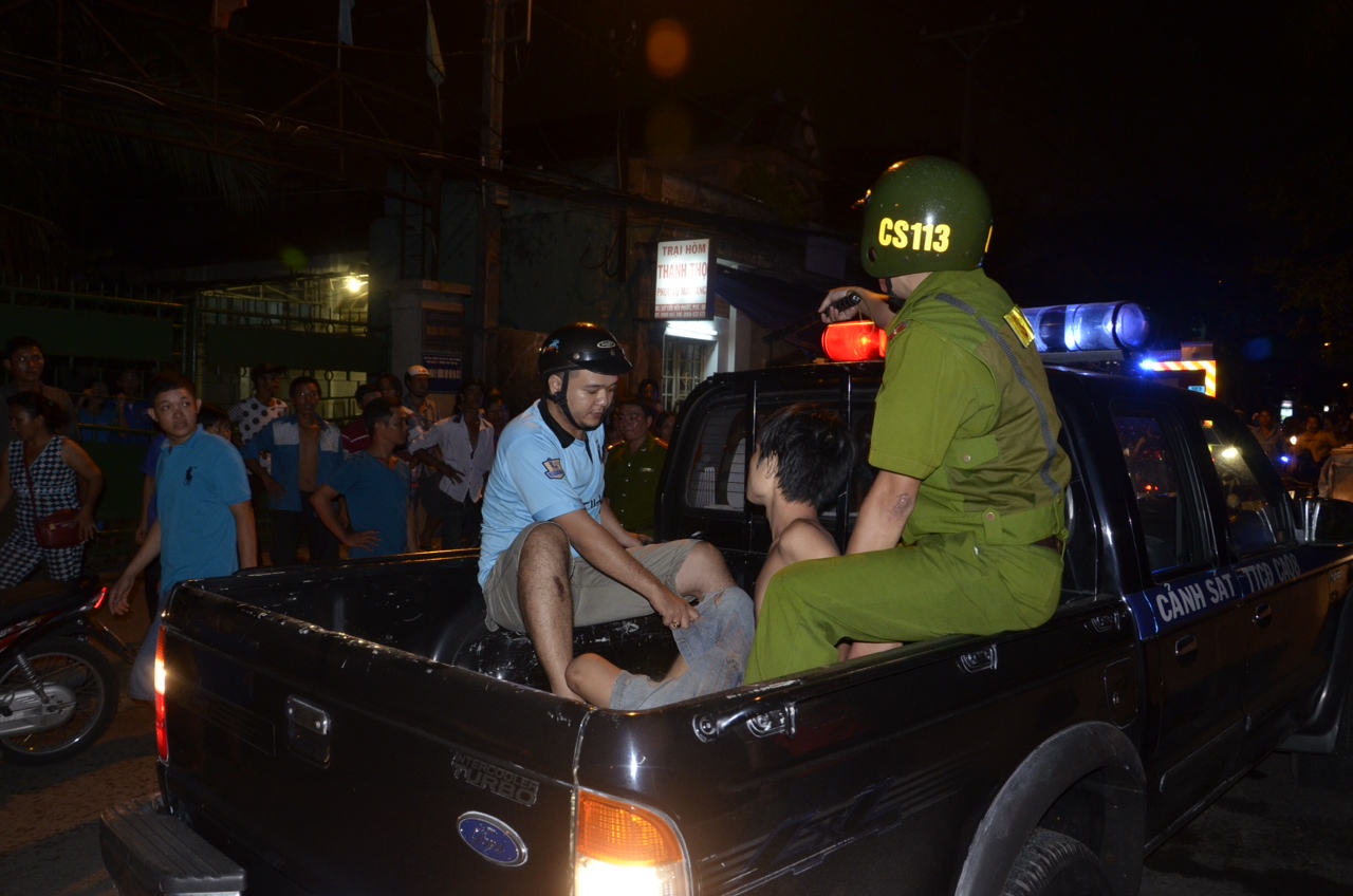 TP.HCM: Khống chế  thanh niên ôm bình gas cố thủ trong nhà