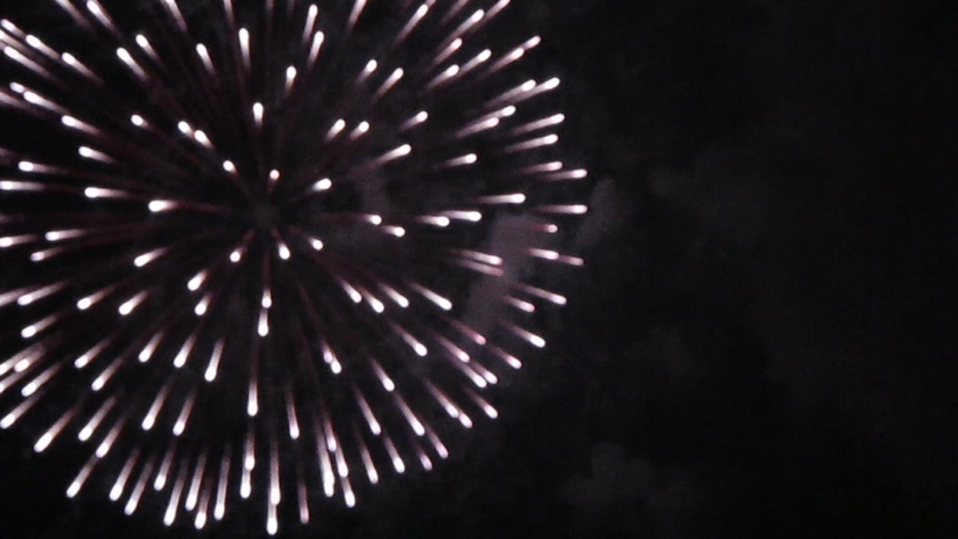 TP.HCM: Pháo hoa bừng sáng đêm 30-4