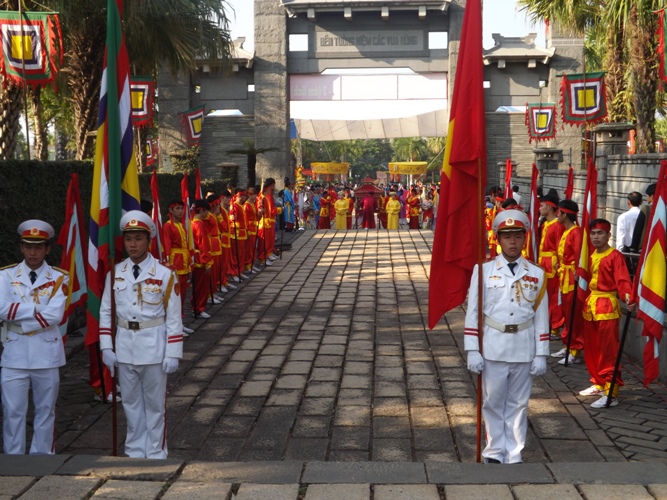 TP.HCM: Hàng triệu người về giỗ Quốc Tổ