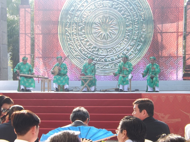 TP.HCM: Hàng triệu người về giỗ Quốc Tổ