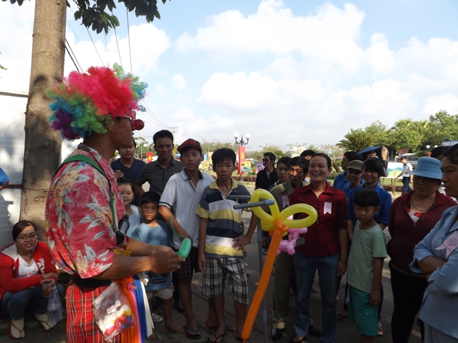 TP.HCM: Hàng triệu người về giỗ Quốc Tổ