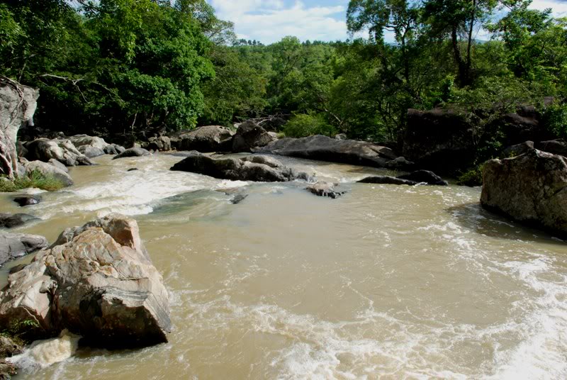 Thác Dray K’nao-Thiếu nữ giữa rừng sâu