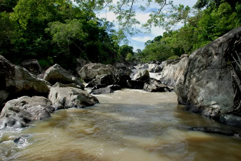 Thác Dray K’nao-Thiếu nữ giữa rừng sâu