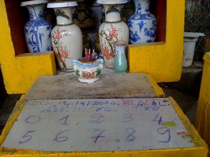 Ngôi miếu trăm năm tuổi trở thành điểm “cầu cơ”