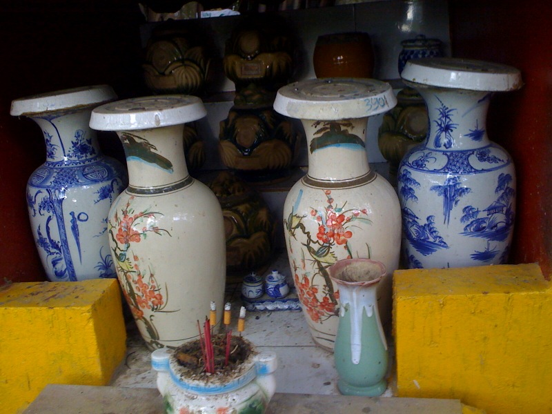 Ngôi miếu trăm năm tuổi trở thành điểm “cầu cơ”