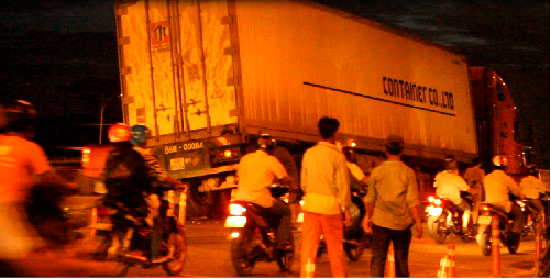 TP.HCM: Tài xế lạc tay lái, container cày nát dãy phân cách TP.HCM: Tài xế lạc tay lái, container cày nát dãy phân cách