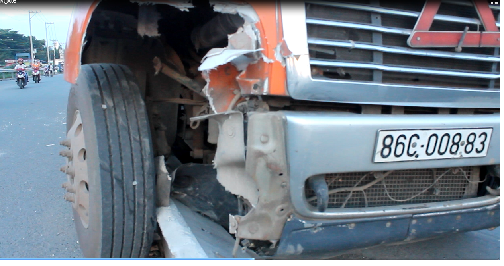 TP.HCM: Tài xế lạc tay lái, container cày nát dãy phân cách TP.HCM: Tài xế lạc tay lái, container cày nát dãy phân cách