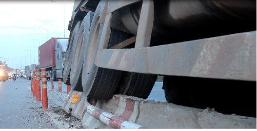 TP.HCM: Tài xế lạc tay lái, container cày nát dãy phân cách TP.HCM: Tài xế lạc tay lái, container cày nát dãy phân cách