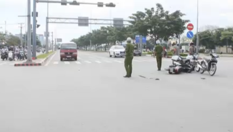 TP.HCM: Lao vào xe ô-tô, 3 người phải nhập viện TP.HCM: Lao vào xe ô-tô, 3 người phải nhập viện