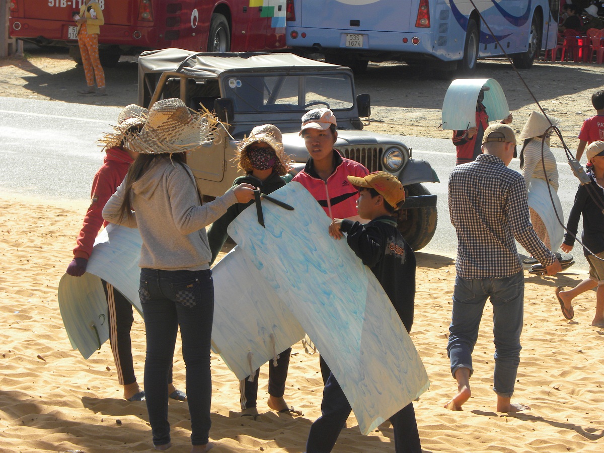 Những đứa trẻ mưu sinh ở Đồi cát bay