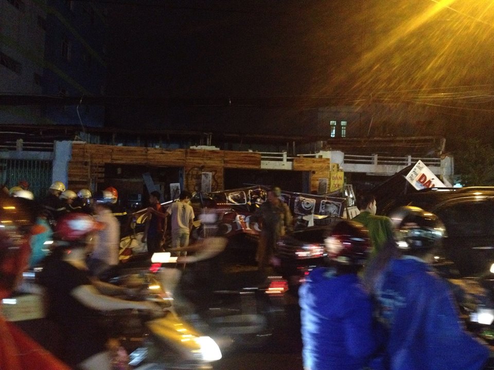 Giông lốc thổi sập mái hiên của hàng loạt quán xá