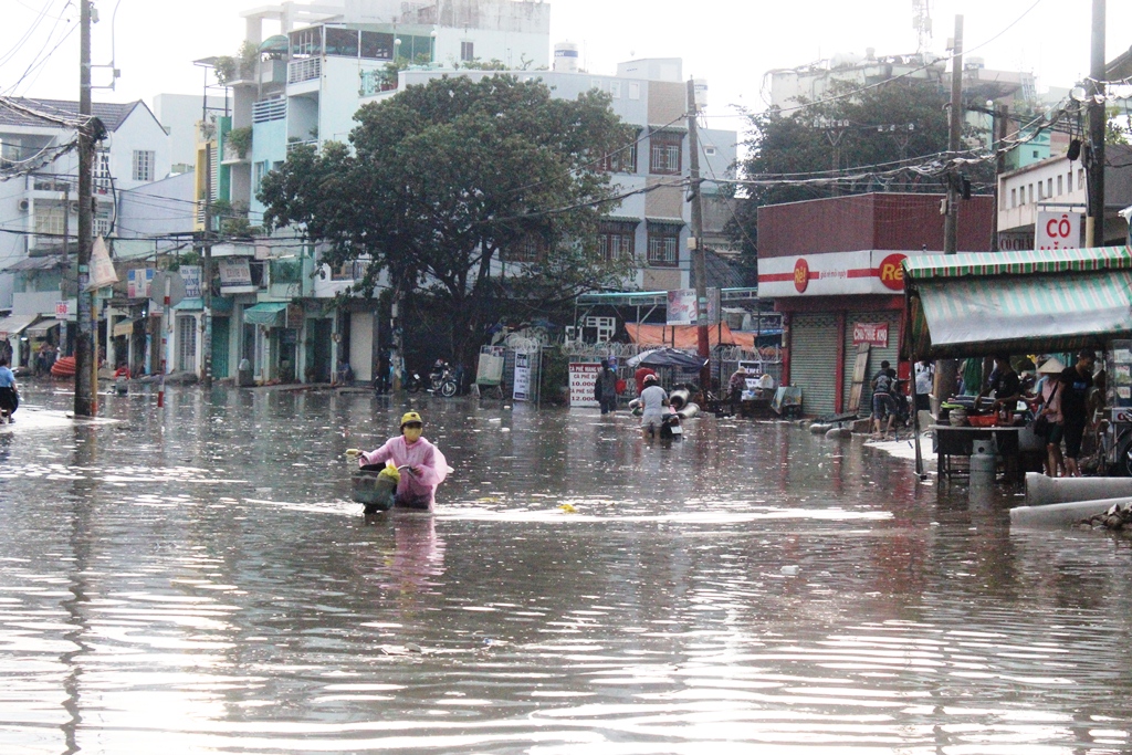 TP.HCM: Đường phố tiếp tục biến thành sông sau mưa