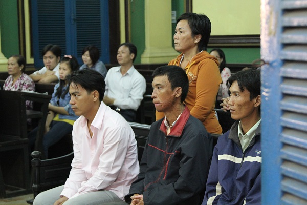 Mâu thuẫn vợ chồng, vợ mua xăng đốt chồng và hai em chồng