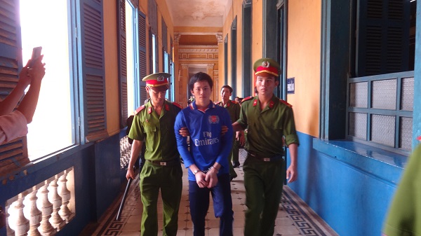 Bênh bạn bị đánh, thanh niên dùng dao tước đi hai mạng người