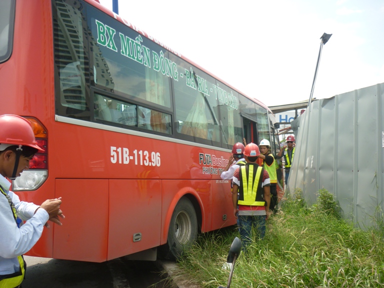 Xe Phương Trang đâm đầu vào bờ rào đường sắt Metro
